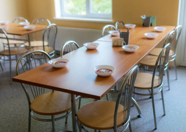Okul mutfak kantini, set masaları, kantin malzemeleri, yemek şirketi, masalar ve sandalyeler.