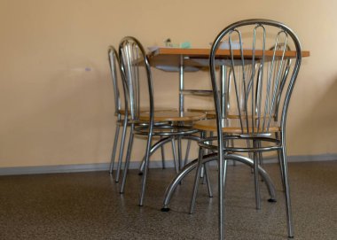 Okul mutfak kantini, metal masa ve sandalye bacakları, kantin ekipmanları, yemek şirketi, masalar ve sandalyeler.