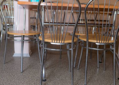 Okul mutfak kantini, metal masa ve sandalye bacakları, kantin ekipmanları, yemek şirketi, masalar ve sandalyeler.