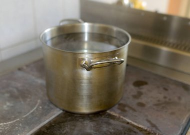 Okul mutfak matarası, soba yüzeyinde metal tencereler, kantin malzemeleri, yemek şirketi, okul mutfağı.