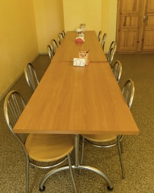 Okul mutfak kantini, metal masa ve sandalye bacakları, kantin ekipmanları, yemek şirketi, masalar ve sandalyeler.