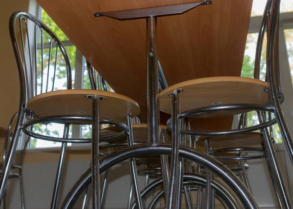 キッチン食堂 金属テーブルと椅子脚 食堂設備 ケータリング施設 テーブルと椅子 — ストック写真