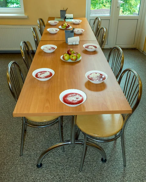 Σχολική Καντίνα Κουζίνας Προκατασκευασμένα Τραπέζια Εξοπλισμός Καντίνας Εγκαταστάσεις Τροφοδοσίας Τραπέζια — Φωτογραφία Αρχείου