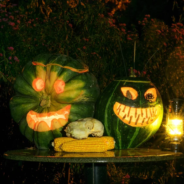 Halloween Dynia Głowa Jack Latarnia Płonących Świec Strasznym Ogrodzie Głębokiej — Zdjęcie stockowe