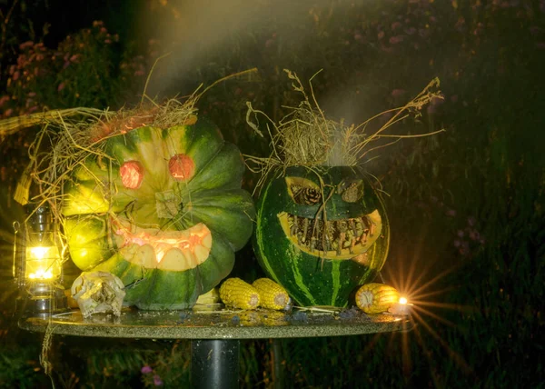 Halloween Una Calabaza Ardiente Con Una Cara Aterradora Sobre Fondo — Foto de Stock