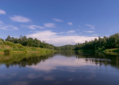 Nehirde güzel bir sabah, sudaki kıyı ve ağaç yansımaları, Gauja nehri, Letonya