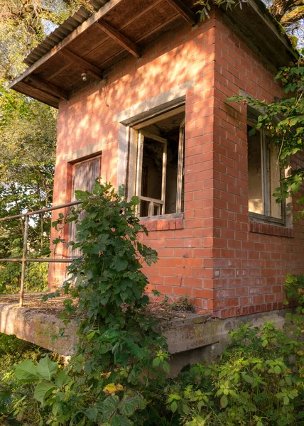 Imagem Com Uma Antiga Casa Tijolo Vermelho Molduras Janelas Sem — Fotografia de Stock
