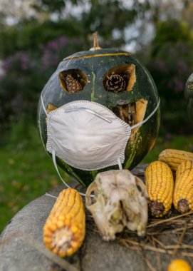 oyulmuş yüz maskeli balkabağı, koronavirüs (covid-19) zamanı, Cadılar Bayramı, sonbahar zamanı