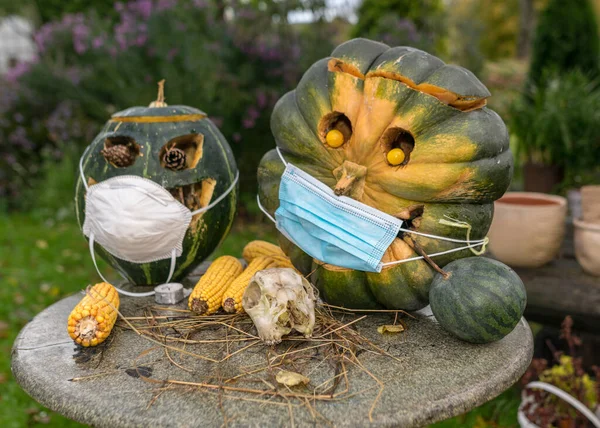 Snidade Dekorativa Pumpor Med Ansiktsmask Trädgården Coronavirus Covid Tid Halloween — Stockfoto