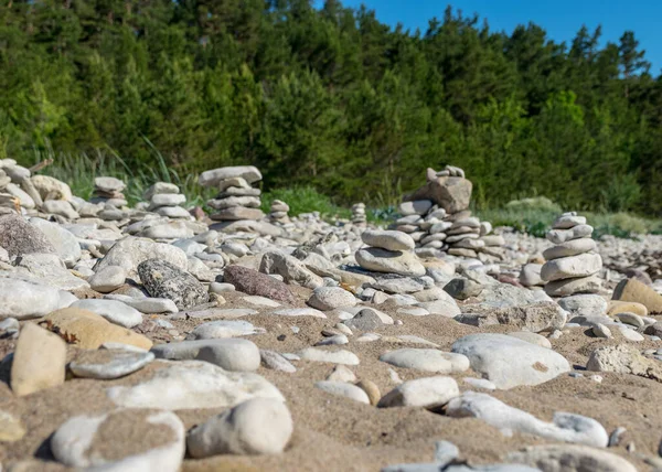 美しい白い石の山が海にある絵で これらのオブジェクトは旅行者 サアレマ島 エストニアによって建てられた — ストック写真