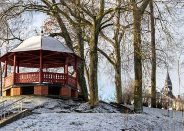Parlak ahşap bir çardak, Valterkalnins, Valmiera yakınlarındaki Gauja nehri, kış manzarası