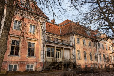 Doğanın ilk baharları, Özolmuiza kale kompleksinin detayları ve parçaları, eski kale objeleri, Letonya