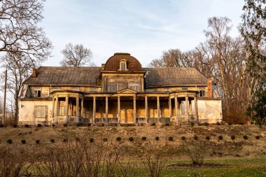 Baharın erken saatlerinde, Burtnieku Kalesi kompleksinin detayları ve parçaları, Letonya 'daki eski kale objeleri,