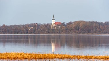 Burtnieki Gölü ile bahar manzarası, yansımalı gölün sakin suyu, doğal nesnelerin parçaları, Burtnieki Gölü, Valmiera Bölgesi, Letonya