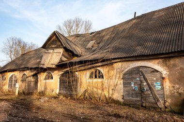Doğanın ilk baharları, Özolmuiza kale kompleksinin detayları ve parçaları, eski kale objeleri, Letonya