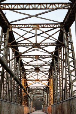 Gauja nehri üzerindeki demir yapı köprüsü, popüler yürüyüş noktası, şafak ışığı, Valmiera, Letonya