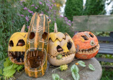 Bahçedeki eski Cadılar Bayramı balkabakları korkunç Jack O Lantern Cadılar Bayramı balkabakları, tatilden sonra çirkin balkabakları, Cadılar Bayramı