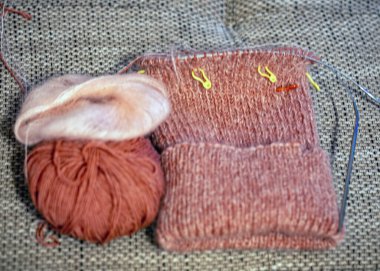 Tamamlanmamış el işi, iğneli renkli iplik, hobi olarak ev örgü, el yapımı