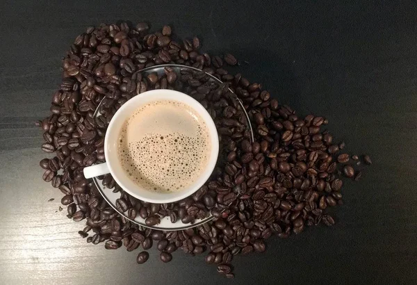 Кофейная чашка в черном столе — стоковое фото