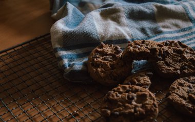 Fırından taze ev yapımı kurabiye. Taze ve el yapımı kurabiyelerin görünümü.
