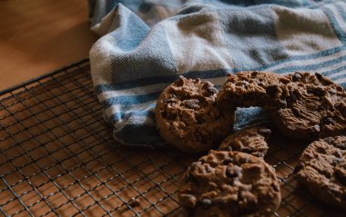 Fırından taze ev yapımı kurabiye. Taze ve el yapımı kurabiyelerin görünümü.