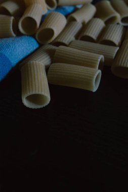 Lezzetli taze yapılmış ham makarna pişirilir. Siyah arduvaz arka planda taze makarna.