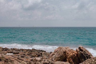 Mallorca kayalık plaj, yaz aylarında dalgalar isabet ve sahil üzerinde kırma ile yüksek gelgit.