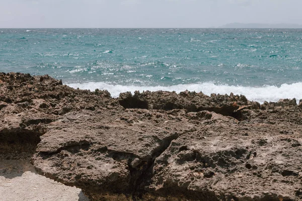 Playa rocosa en Mallorca, en verano en marea alta con las olas golpeando y rompiendo en la costa . — Foto de Stock
