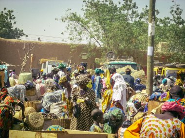 Timbuktu, Mali, Afrika - 3 Şubat 2008: Şehir pazarında satış ve satın alma