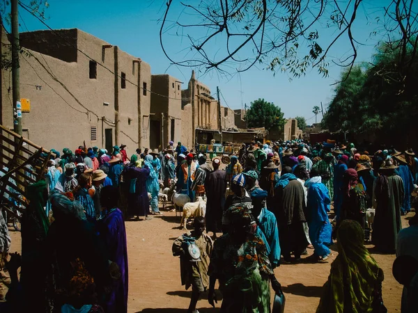 아프리카 팀북투 - 2008년 2월 3일: 마을 시장에서 판매하고 구매하는 사람들 — 스톡 사진
