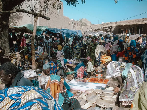 ティンブクトゥ、マリ、アフリカ - 2008年2月3日:町の市場で売買する人々 — ストック写真