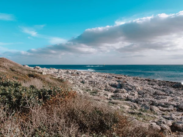 Son Bou - una de las playas naturales más populares de la isla de Menorca, España — Foto de Stock