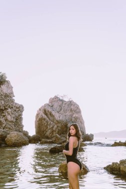 Genç Latin kadın yeni tatil beldesinde suda poz. özgürlük kavramı. yıl boyunca dünya seyahat yaz tatili almak. Bir banyo zevk seyahat kız.