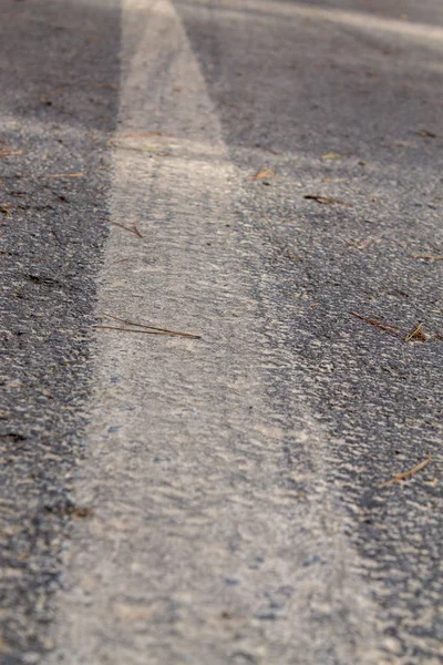 Siyah asfalt yol ve beyaz ayrık çizgiler — Stok fotoğraf