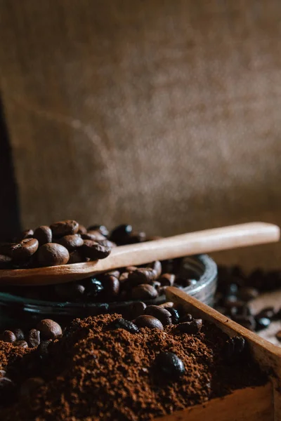 Rustik arka plan üzerinde kahve çekirdekleri ve eski kahve değirmeni ile natürmort — Stok fotoğraf