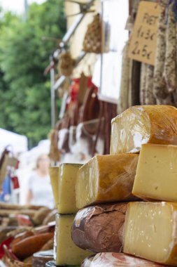 Akdeniz 'den gelen tipik sosislerle birlikte market tezgahında ve paket halinde farklı peynirler..