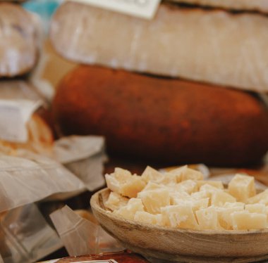 farklı peynir paketleri ve toplu Pazar sayaçta.