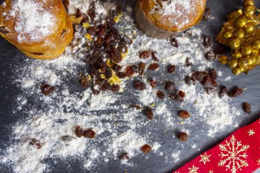 Yumurtalı, sütlü ve kuru üzümlü panettone yapmak için dilimlenmiş ve hazırlanmış malzemelerle Noel Panettone. Tipik İtalyan Noel pastası.