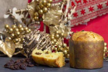 Noel Panettone dilimleri ve Noel dekorlarıyla. Tipik İtalyan Noel pastası.