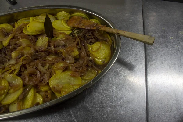 Cocinar preparando patatas pobres, típicas de España con patatas y cebollas . —  Fotos de Stock