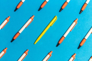 Renkli arkaplanı olan nesnelerden oluşan bir gruptaki farklı bir kalem. Diğerlerinden farklı olarak renkli kavramı vurguluyor.