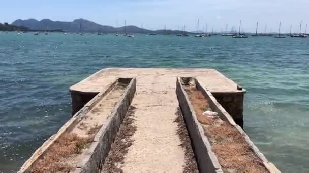 海の前にある古い石の桟橋に沿って歩いてください 一人称視点プエルトポレナ マヨルカ島の海に向かって歩く — ストック動画