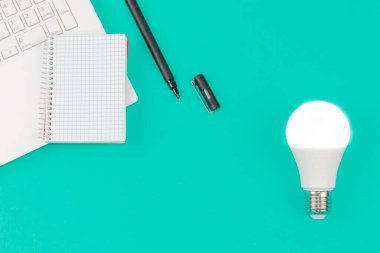 Mavi Arkaplanda Ampul, Laptop ve Not Defteri