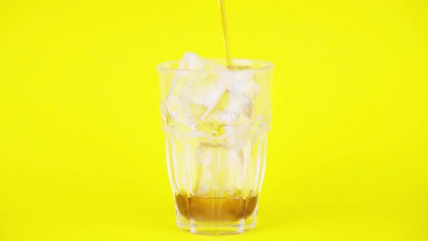 Glas Met Koude Cola Tegen Gele Achtergrond — Stockvideo