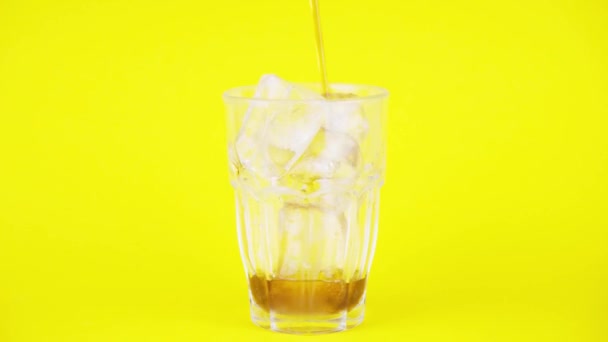 Bicchiere Con Cola Fredda Sullo Sfondo Giallo — Video Stock