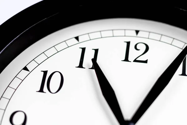 Zbliżenia Strzał Zabytkowy Zegar Białym Dźwięku Czas Mijania Koncepcji Zegarem — Zdjęcie stockowe