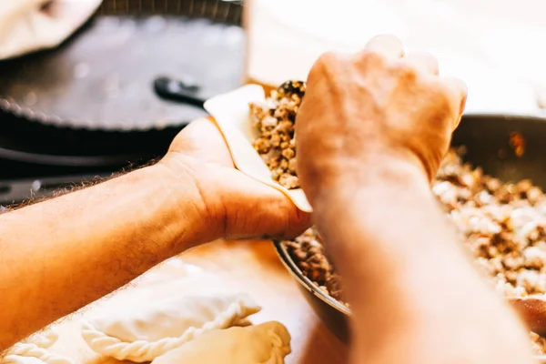 Mano Hombre Latino Preparando Típicos Pasteles Argentinos Sudamericanos Empanadas Argentinas —  Fotos de Stock