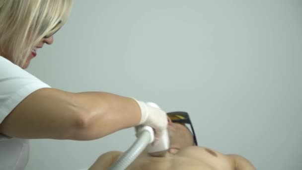 Жінка Робить Лазерне Видалення Волосся Підходящим Чоловіком Концепція Чоловічого Видалення — стокове відео
