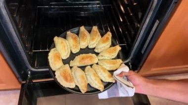 Arjantinli börekleri fırından çıkarmak, hamur işi konsepti ve ev yemeği.