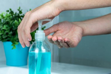 Hidroalkolik jel temizleme ellerini nasıl kullanacağını. El dezenfeksiyonu kavramı. Covid-19 el dezenfektanı.